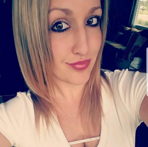 Meet your Posher, Britney - Picture 2 of 3